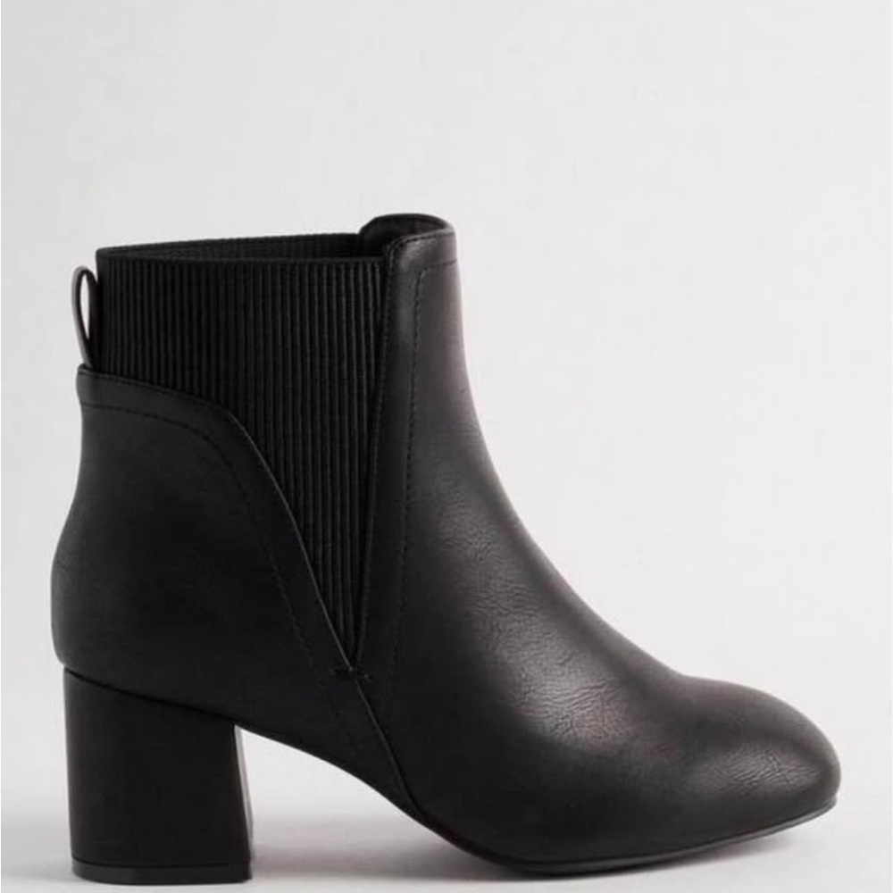 Sleek Black Ankle Bootie with Chunky Heel